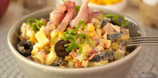 Фото приготовления рецепта: Салат из сельди с яйцами, сыром, горошком, кукурузой и вялеными помидорами - шаг №17