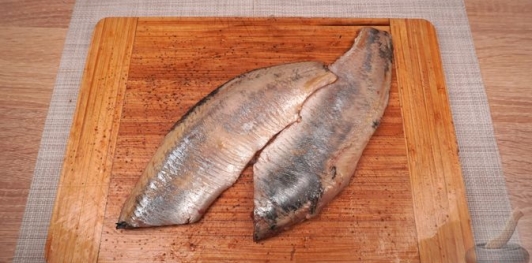 Фото приготовления рецепта: Салат из сельди с яйцами, сыром, горошком, кукурузой и вялеными помидорами - шаг №11