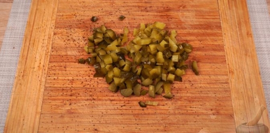 Фото приготовления рецепта: Салат из сельди с яйцами, сыром, горошком, кукурузой и вялеными помидорами - шаг №7