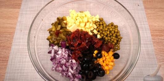 Фото приготовления рецепта: Салат из сельди с яйцами, сыром, горошком, кукурузой и вялеными помидорами - шаг №10