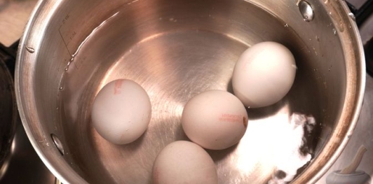 Фото приготовления рецепта: Салат из сельди с яйцами, сыром, горошком, кукурузой и вялеными помидорами - шаг №2