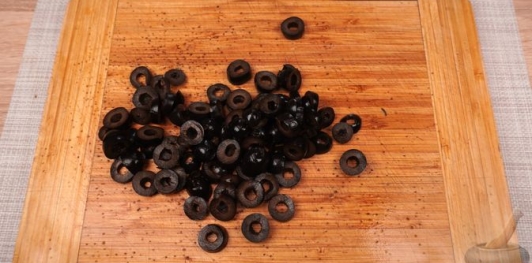 Фото приготовления рецепта: Салат из сельди с яйцами, сыром, горошком, кукурузой и вялеными помидорами - шаг №8