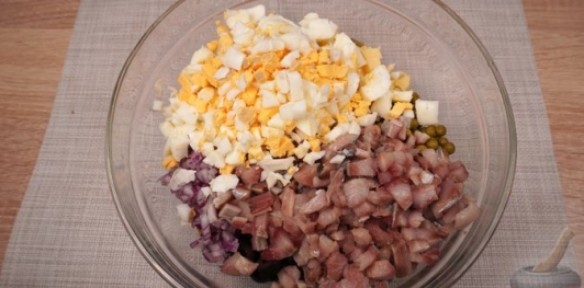 Фото приготовления рецепта: Салат из сельди с яйцами, сыром, горошком, кукурузой и вялеными помидорами - шаг №13