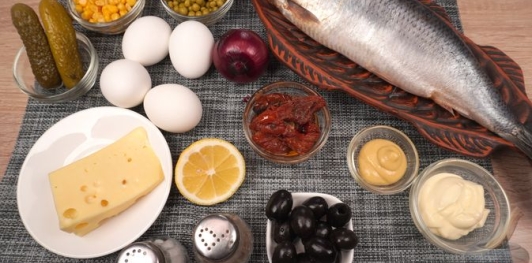 Фото приготовления рецепта: Салат из сельди с яйцами, сыром, горошком, кукурузой и вялеными помидорами - шаг №1