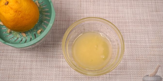 Фото приготовления рецепта: Салат из сельди с яйцами, сыром, горошком, кукурузой и вялеными помидорами - шаг №3