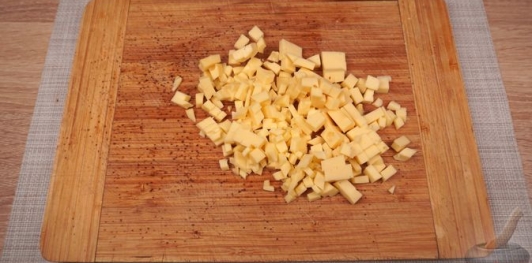 Фото приготовления рецепта: Салат из сельди с яйцами, сыром, горошком, кукурузой и вялеными помидорами - шаг №6