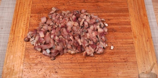 Фото приготовления рецепта: Салат из сельди с яйцами, сыром, горошком, кукурузой и вялеными помидорами - шаг №12