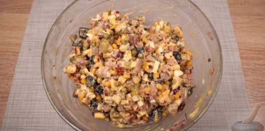 Фото приготовления рецепта: Салат из сельди с яйцами, сыром, горошком, кукурузой и вялеными помидорами - шаг №15