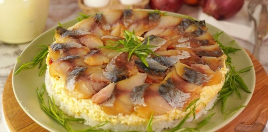 Фото приготовления рецепта: Салат из скумбрии, риса, моркови и лука - шаг №21