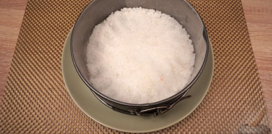 Фото приготовления рецепта: Салат из скумбрии, риса, моркови и лука - шаг №16