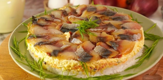 Фото приготовления рецепта: Салат из скумбрии, риса, моркови и лука - шаг №22