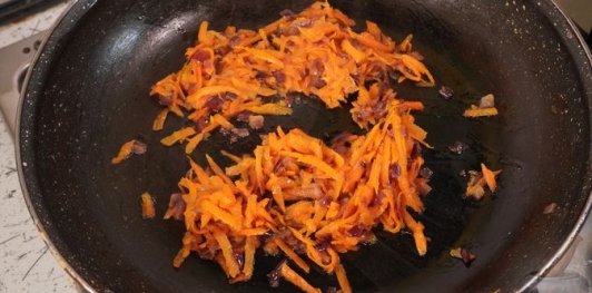 Фото приготовления рецепта: Салат из скумбрии, риса, моркови и лука - шаг №9