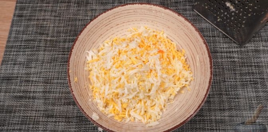 Фото приготовления рецепта: Салат из скумбрии, риса, моркови и лука - шаг №10