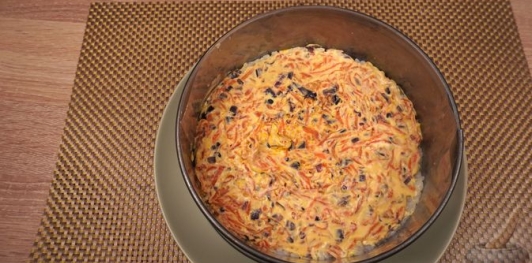 Фото приготовления рецепта: Салат из скумбрии, риса, моркови и лука - шаг №17