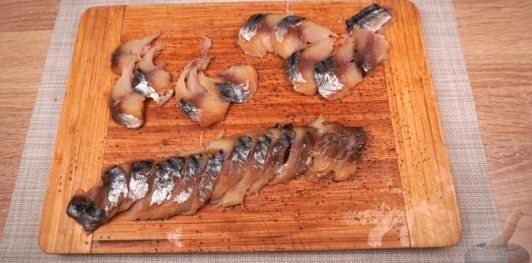 Фото приготовления рецепта: Салат из скумбрии, риса, моркови и лука - шаг №5