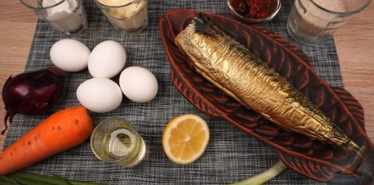 Фото приготовления рецепта: Салат из скумбрии, риса, моркови и лука - шаг №1