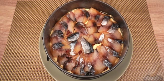 Фото приготовления рецепта: Салат из скумбрии, риса, моркови и лука - шаг №20