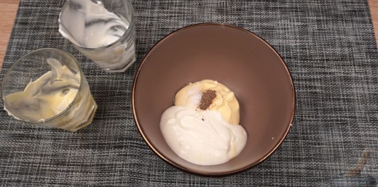 Фото приготовления рецепта: Салат из скумбрии, риса, моркови и лука - шаг №11