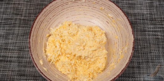 Фото приготовления рецепта: Салат из скумбрии, риса, моркови и лука - шаг №13