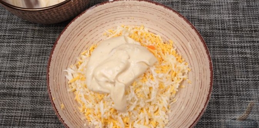 Фото приготовления рецепта: Салат из скумбрии, риса, моркови и лука - шаг №12