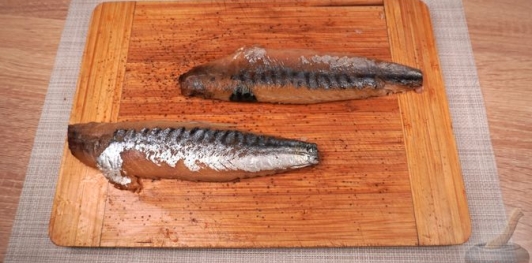 Фото приготовления рецепта: Салат из скумбрии, риса, моркови и лука - шаг №4