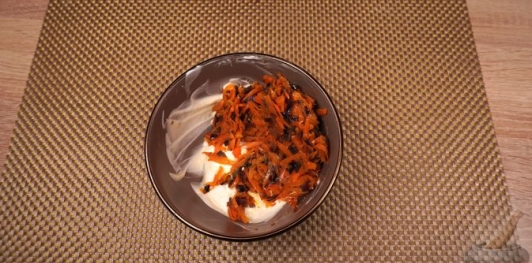 Фото приготовления рецепта: Салат из скумбрии, риса, моркови и лука - шаг №14