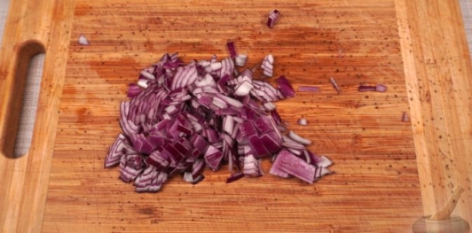 Фото приготовления рецепта: Салат из скумбрии, риса, моркови и лука - шаг №6