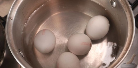 Фото приготовления рецепта: Салат из скумбрии, риса, моркови и лука - шаг №3