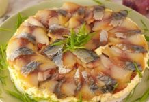 Салат из скумбрии, риса, моркови и лука