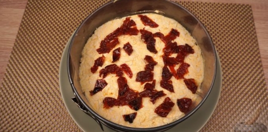 Фото приготовления рецепта: Салат из скумбрии, риса, моркови и лука - шаг №19