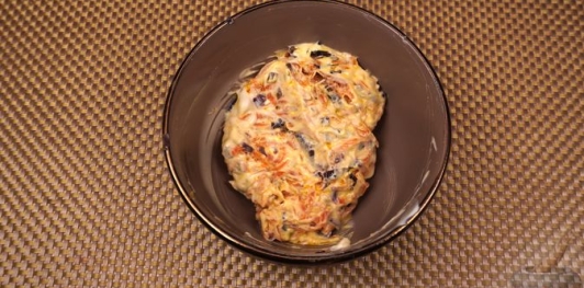 Фото приготовления рецепта: Салат из скумбрии, риса, моркови и лука - шаг №15