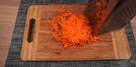 Фото приготовления рецепта: Салат из скумбрии, риса, моркови и лука - шаг №7