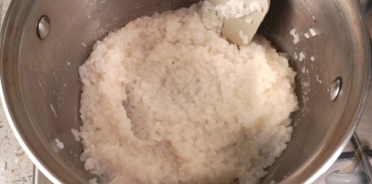 Фото приготовления рецепта: Салат из скумбрии, риса, моркови и лука - шаг №2