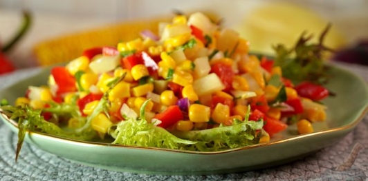 Фото приготовления рецепта: Салат из сладкого перца, кукурузы, лука и петрушки - шаг №11