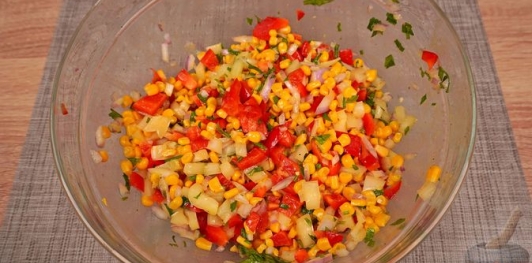 Фото приготовления рецепта: Салат из сладкого перца, кукурузы, лука и петрушки - шаг №10