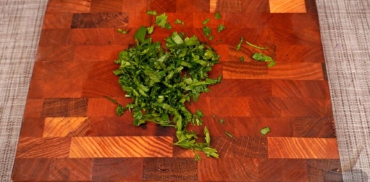 Фото приготовления рецепта: Салат из сладкого перца, кукурузы, лука и петрушки - шаг №3