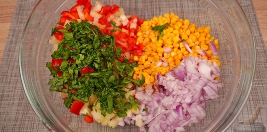 Фото приготовления рецепта: Салат из сладкого перца, кукурузы, лука и петрушки - шаг №8