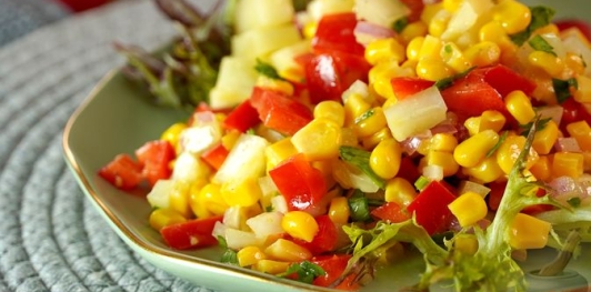 Фото приготовления рецепта: Салат из сладкого перца, кукурузы, лука и петрушки - шаг №12