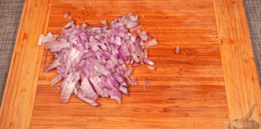 Фото приготовления рецепта: Салат из сладкого перца, кукурузы, лука и петрушки - шаг №2