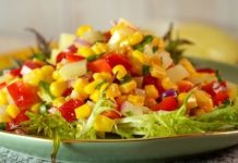 Салат из сладкого перца, кукурузы, лука и петрушки