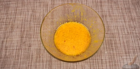 Фото приготовления рецепта: Салат из сладкого перца, кукурузы, лука и петрушки - шаг №6