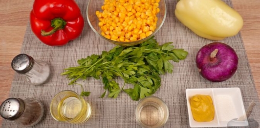 Фото приготовления рецепта: Салат из сладкого перца, кукурузы, лука и петрушки - шаг №1