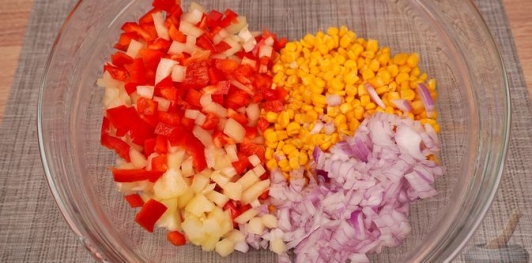 Фото приготовления рецепта: Салат из сладкого перца, кукурузы, лука и петрушки - шаг №7