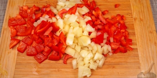 Фото приготовления рецепта: Салат из сладкого перца, кукурузы, лука и петрушки - шаг №4