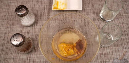 Фото приготовления рецепта: Салат из сладкого перца, кукурузы, лука и петрушки - шаг №5