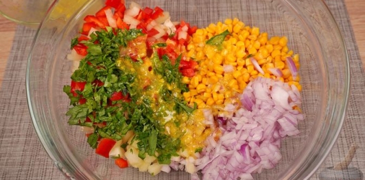 Фото приготовления рецепта: Салат из сладкого перца, кукурузы, лука и петрушки - шаг №9