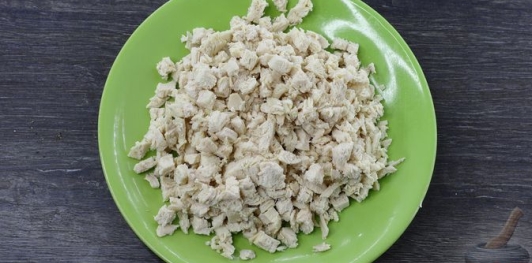 Фото приготовления рецепта: Салат "Пасхальный цыплёнок" - шаг №9