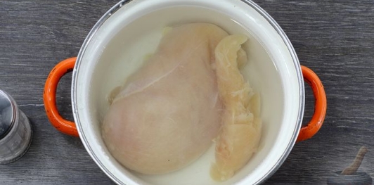 Фото приготовления рецепта: Салат "Пасхальный цыплёнок" - шаг №2