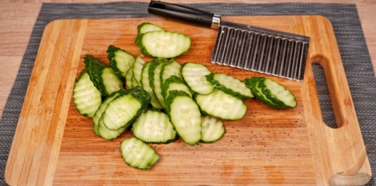 Фото приготовления рецепта: Салат по-кишинёвски, с помидорами, огурцами, перцем и маслинами - шаг №2