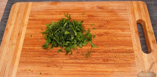 Фото приготовления рецепта: Салат по-кишинёвски, с помидорами, огурцами, перцем и маслинами - шаг №6